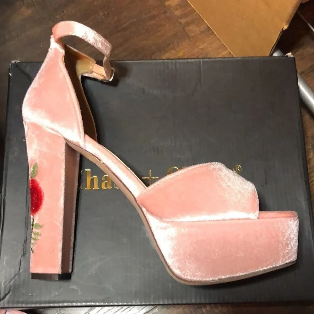 NWT Vintage Chase +Chloe Pink Velvet Cairo strap Heels . Gorgeous!5” block heel